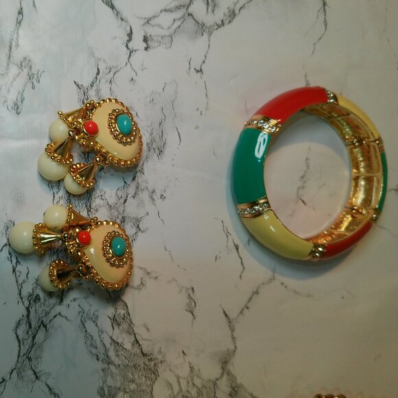 Gold tone runway statement dangle clip on earrings and bracelet (415) - Picture 1 of 6